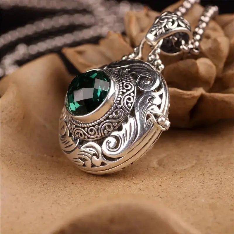 Retro Photo Box Necklace - Black & Elva