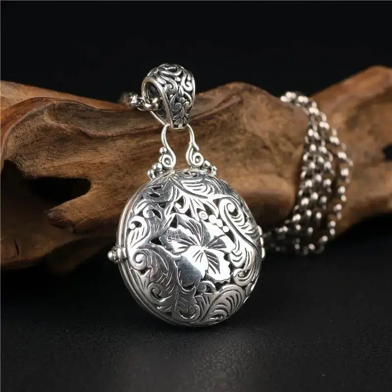 Retro Photo Box Necklace - Black & Elva