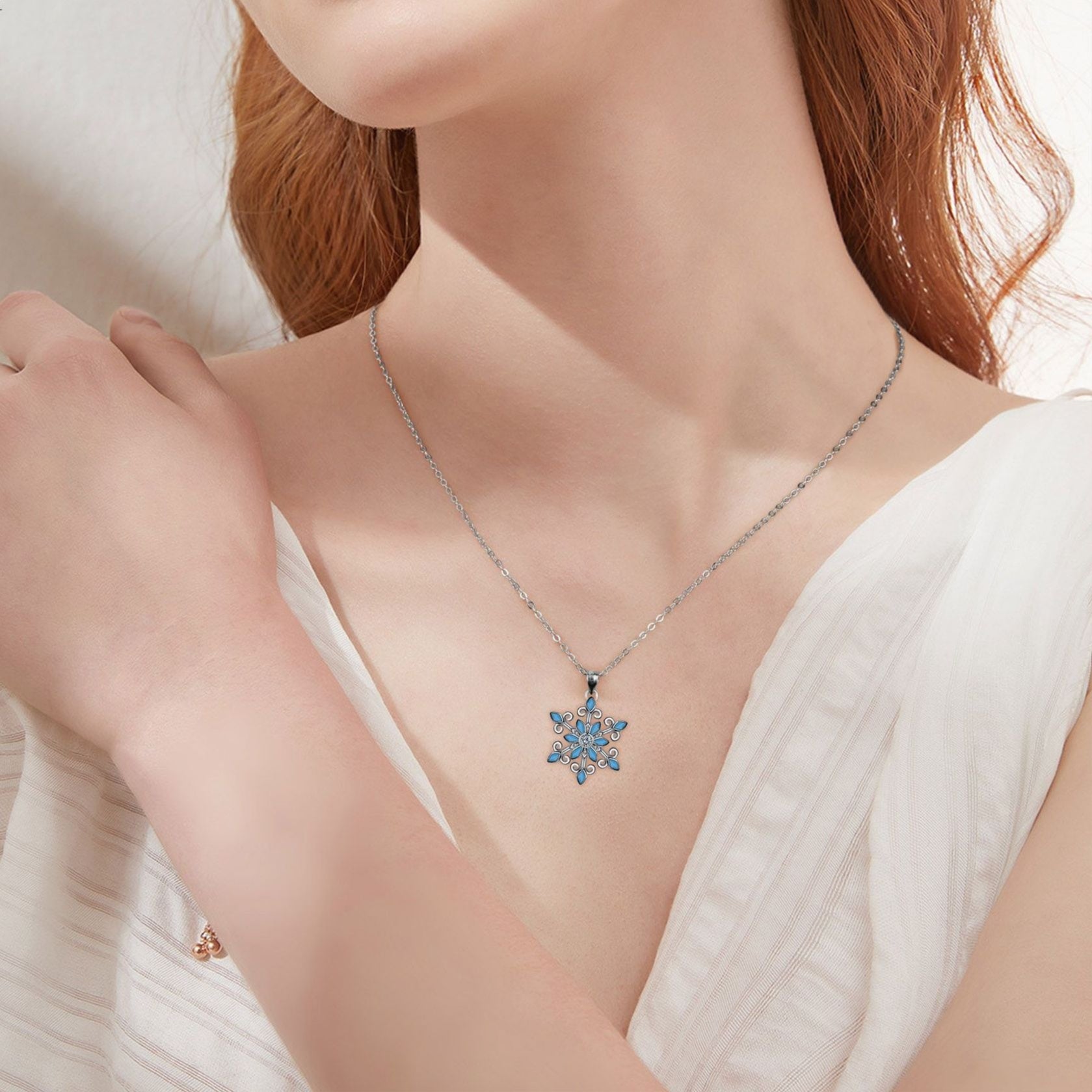 Temperament Design Romantic Snowflake Pendant Necklace - Black & Elva