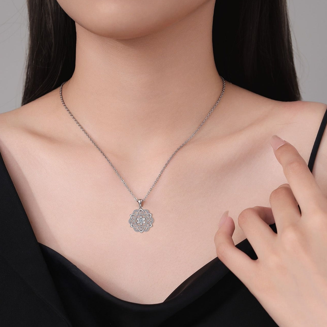 High-grade Niche Retro Lotus Pendant Women's Necklace - Black & Elva